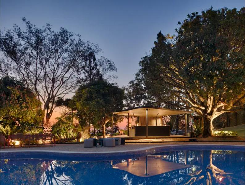 Com natureza de sobra e charme modernista, o bar reverenciou à paisagem